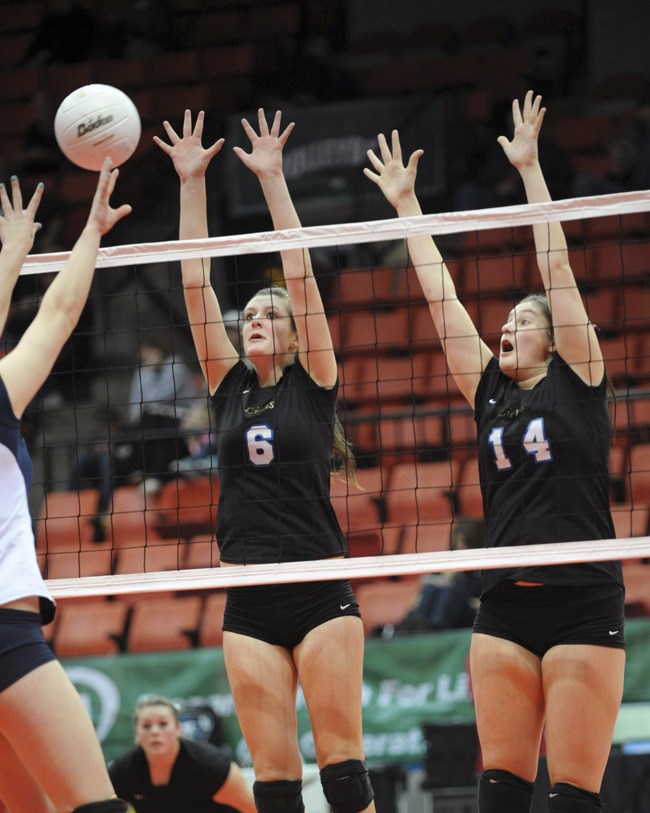 Kelsey Fausko and Caitlin Carr in action at the Washington State 3A tourney last season.