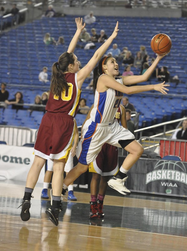 Junior Hattie Kosko splits a pair of Lakeside defenders today at the Tacoma Dome.