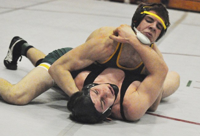 Auburn senior Tilden Sansom defeats Kentridge's Daniel Couch in the 152-pound bracket.