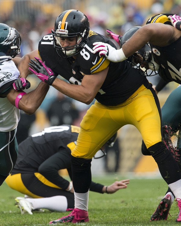 Auburn Riverside and University of Oregon graduate David Paulson in action with the PIttsburgh Steelers.