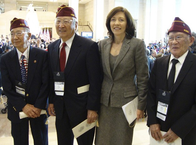 Sen. Maria Cantwell joins Nisei veterans at an award ceremony today in the nation’s capital. Among those honored were 33 Nisei veterans who hail from 13 cities across Washington. Joining Cantwell in this photo are veterans