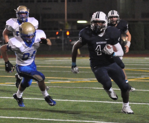 Auburn Riverside's Jaray Bates scampers for some yardage against Tahoma.