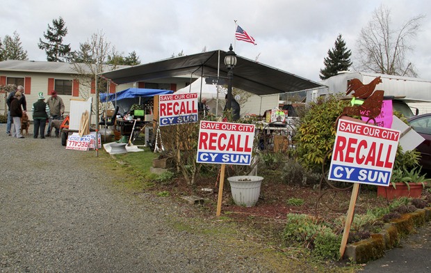 Opponents of Mayor Cy Sun organized a yard sale last weekend to raise money to help cover legal costs in their effort to recall Pacific’s controversial leader.