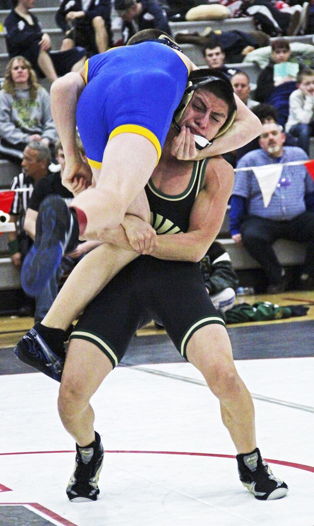 Auburn’s Brian Alonzo manhandles Tahoma’s Tim Whitehead in the Region III 103-pound championship match.