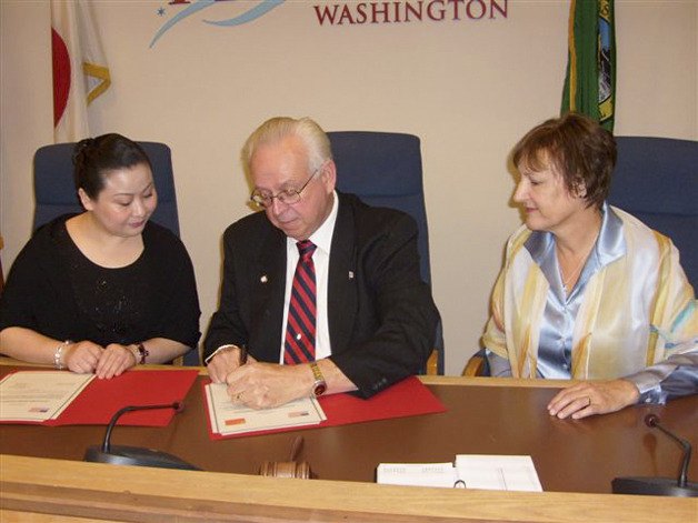 Mayor Pete Lewis joined Qiu Zhen Hua (Qiu Qiu)