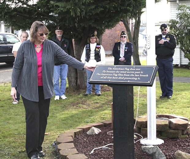 Pacific Mayor Leanne Guier helps unveil the plaque at City Hall.