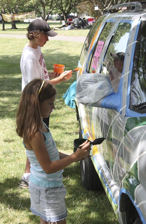 ArtRageous participants help paint a SUV at last year’s ArtRageous Art Fair. This year’s event will be conducted from 11 a.m. to 4 p.m. Aug. 7 at Auburn’s Les Gove Park. File Photo