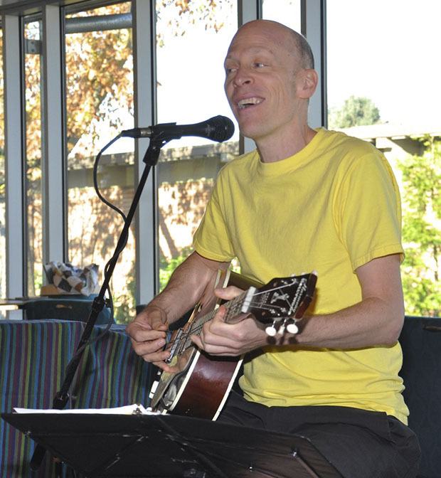 Children’s music artist Chris Ballew performs for the crowd during the Caspar Babypants – The Rise and Shine Concert at the Auburn Library last Friday. Caspar Babypants