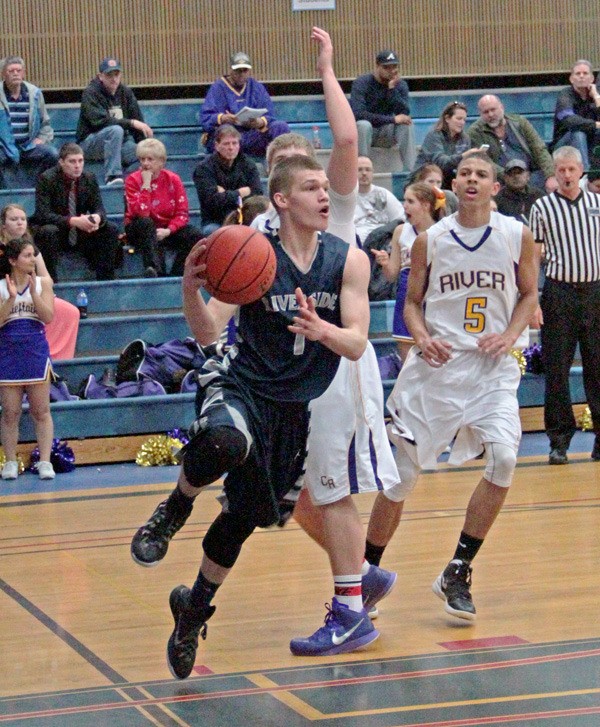 Auburn Riverside senior Mitch Wetmore looks to dish from the baseline against Columbia River.