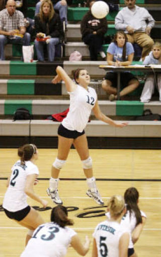 Raven Heidi Bell prepares to spike the ball against Curtis last Saturday.