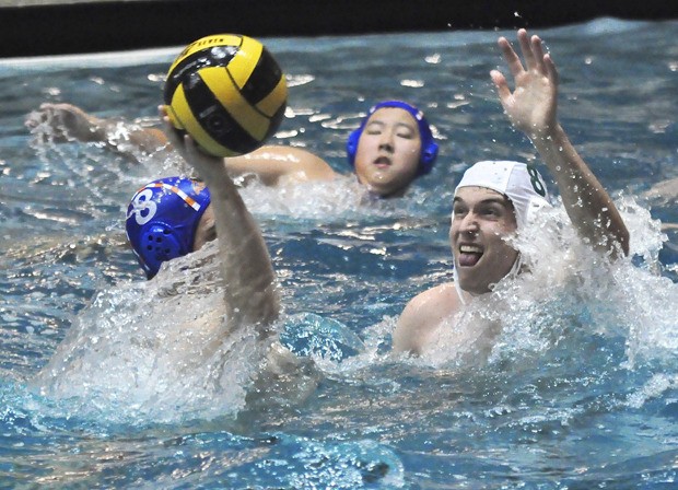 Auburn Mountainview’s Nick Helms throws the ball over Auburn’s Jesse Unzen.