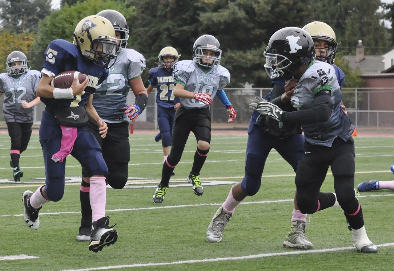 The Auburn Panthers’ Jeremiah Lard darts upfield against the Kent Conks during junior football action between the sixth-grade teams at Auburn Memorial Stadium last Saturday. RACHEL CIAMPI