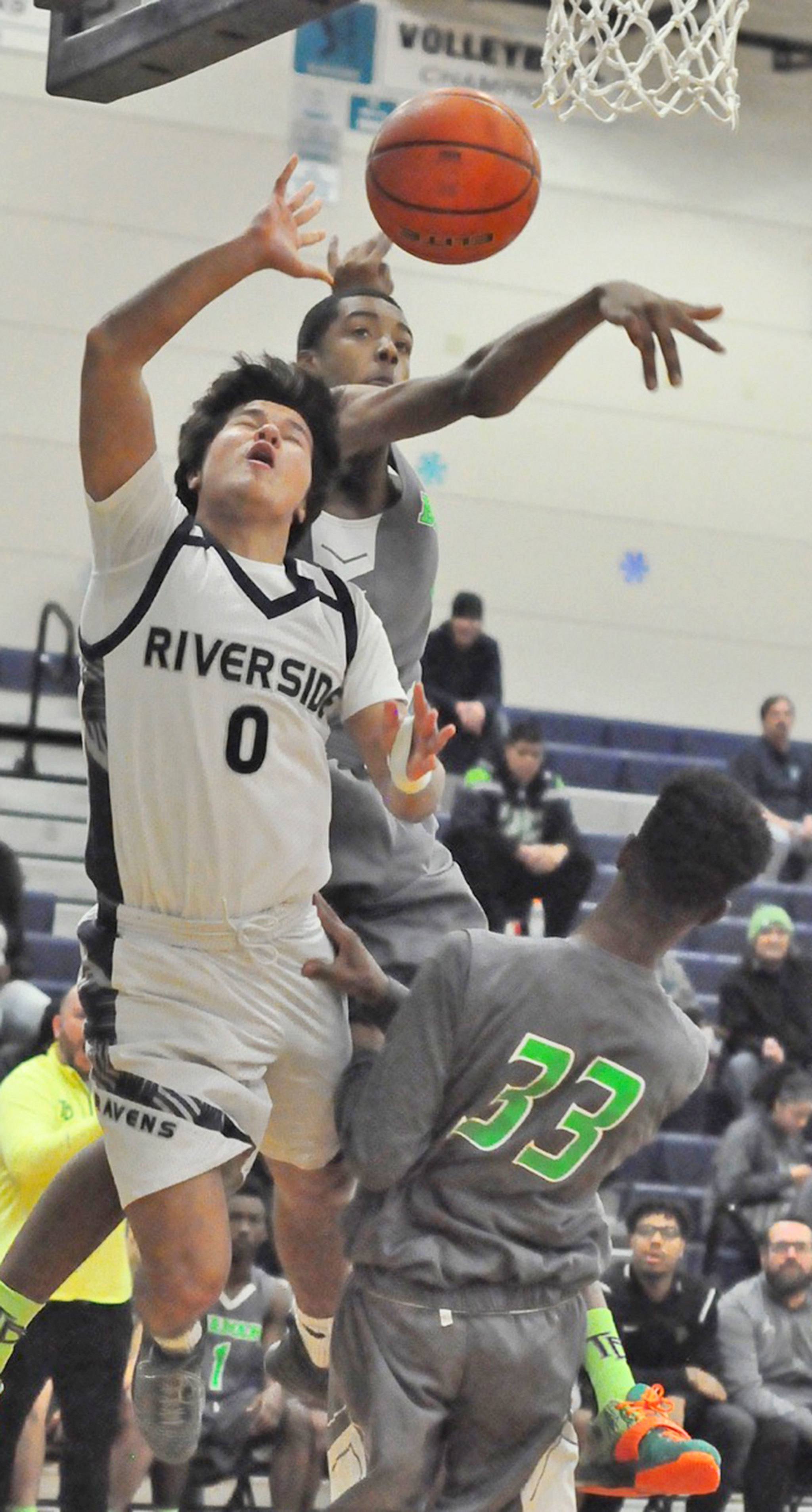 Auburn Riverside’s Austin Kirby loses the ball on the dribble-drive to the basket as Todd Beamer’s Richie Frazier attempts to block the shot. RACHEL CIAMPI, Auburn Reporter