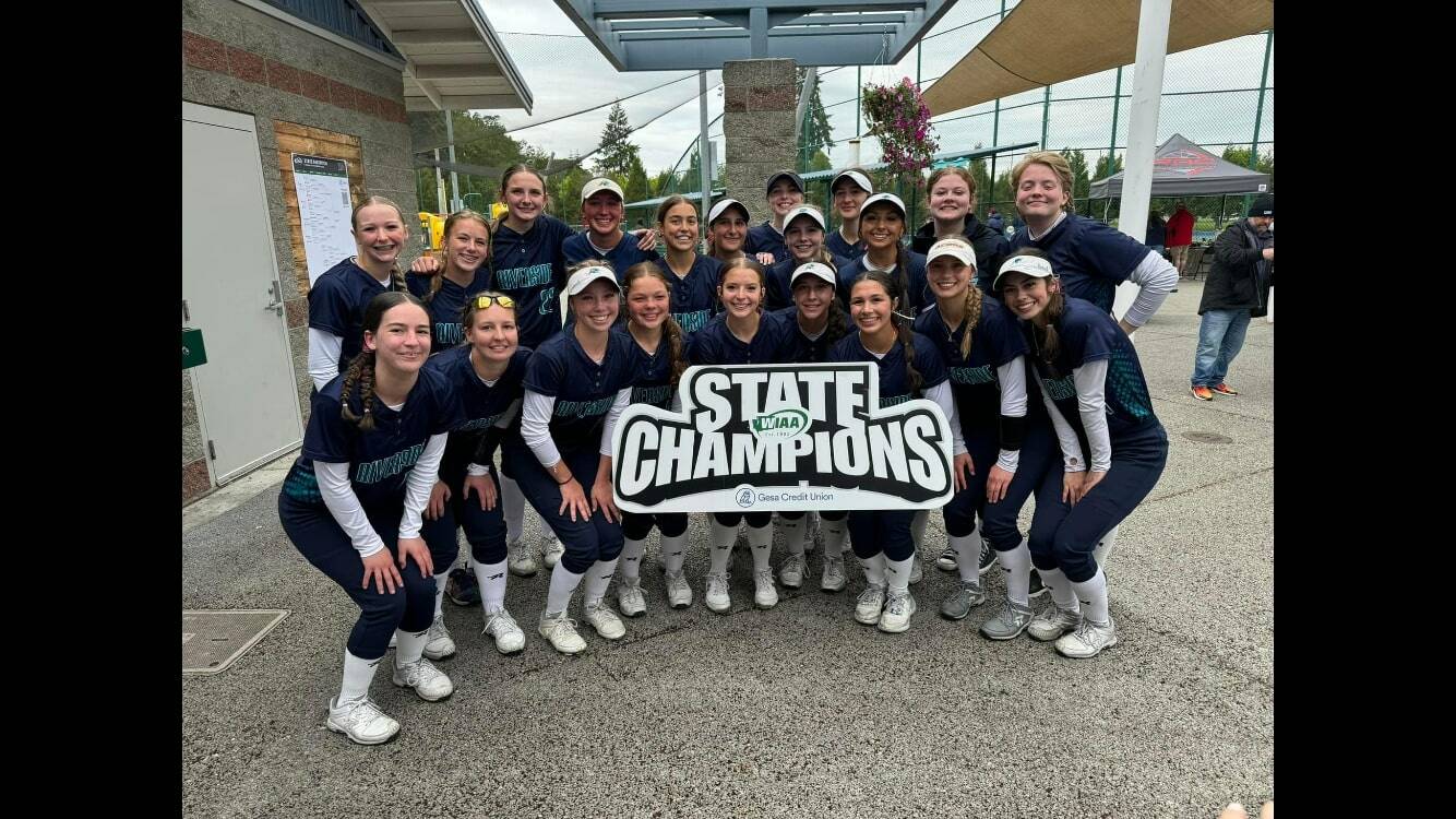 Auburn Riverside fastpitch team wins state title. Photo courtesy of Bryce Strand