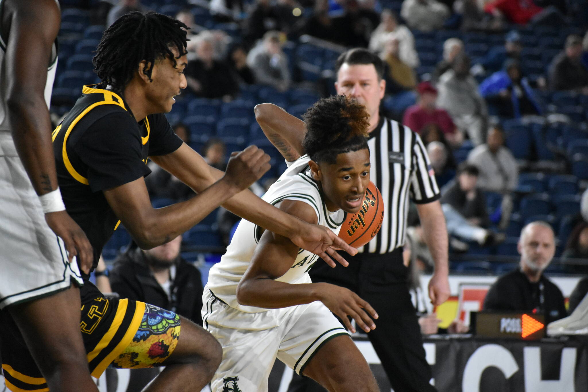 Photos by Ben Ray / The Reporter
Jaylen Petty drives against Lincoln inside the Tacoma Dome.