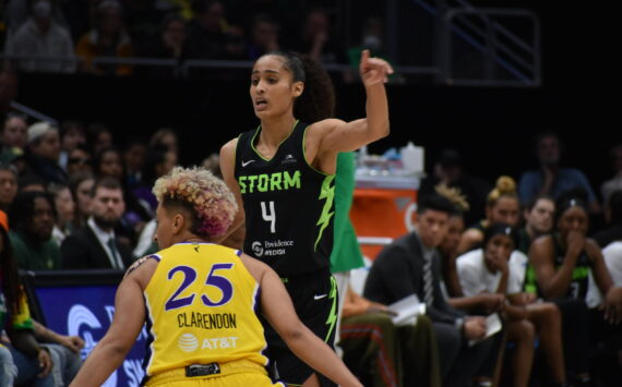 Skylar Diggins-Smith conducts the offense against the Sparks. Ben Ray / The Reporter