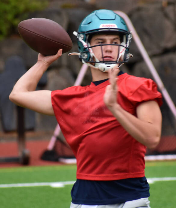 Quarterback Andrew Wold makes a throw during simulation drills act practice. Ben Ray / The Reporter