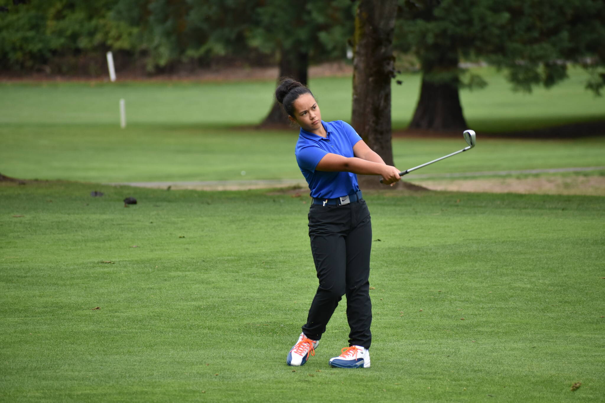 Mountainview freshman Janiece Ta’amu hits an approach shot on the fairway. Ben Ray / The Reporter