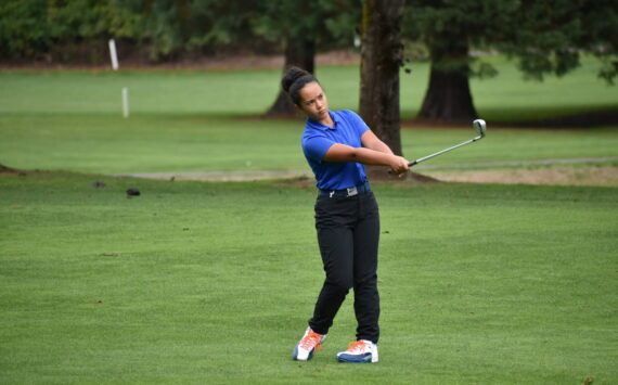 Mountainview freshman Janiece Ta’amu hits an approach shot on the fairway. Ben Ray / The Reporter