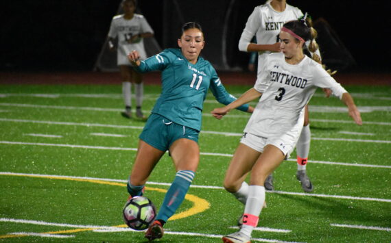 Raven sophomore Alexis Novoa takes on a Kentwood player. Ben Ray / The Reporter