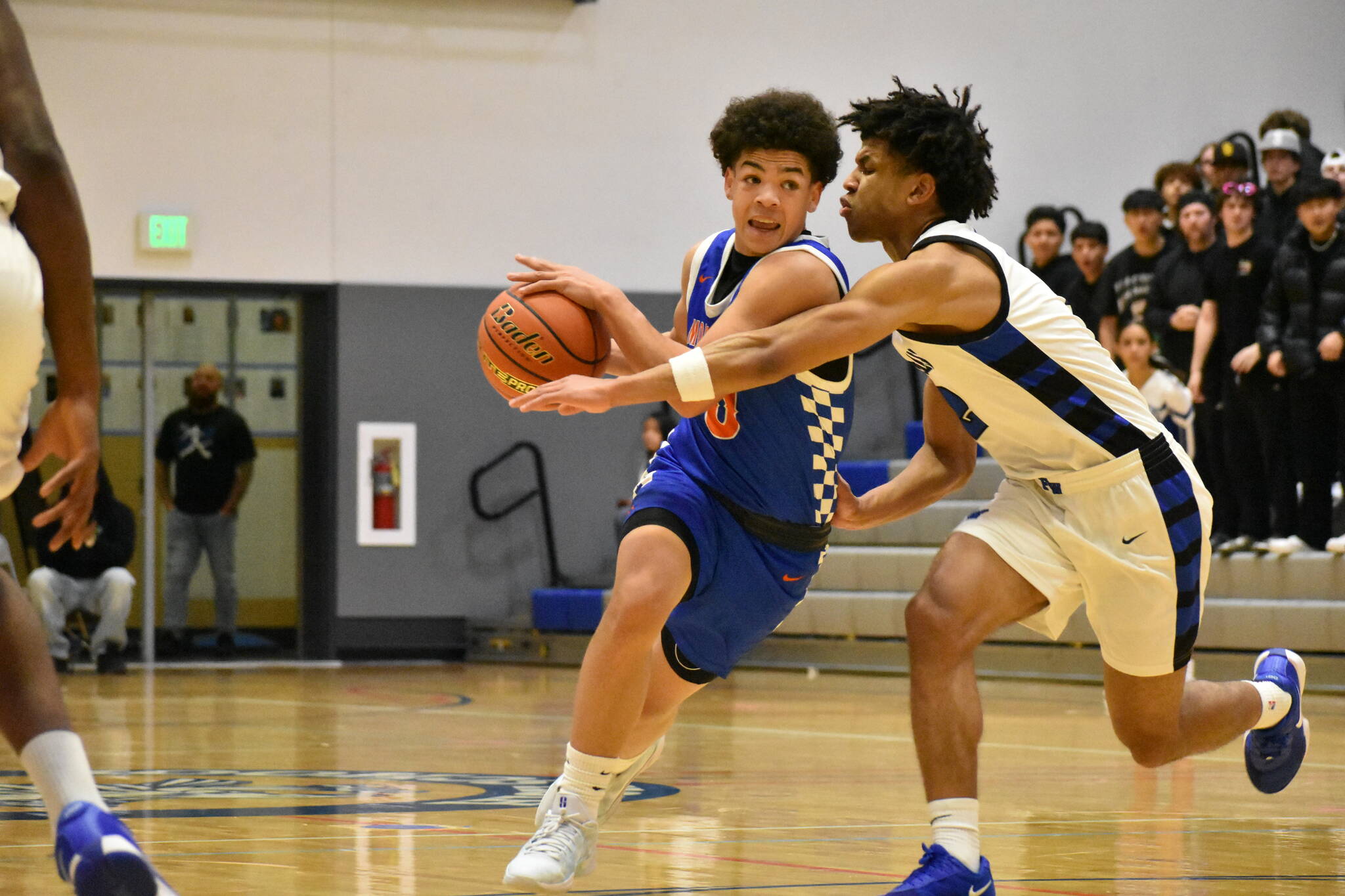 Kolven Posey fights off a Federal Way defender. Ben Ray / The Reporter