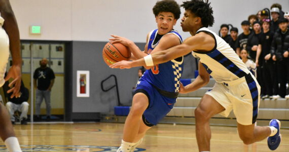 Kolven Posey fights off a Federal Way defender. Ben Ray / The Reporter