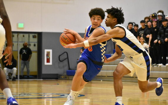 Kolven Posey fights off a Federal Way defender. Ben Ray / The Reporter