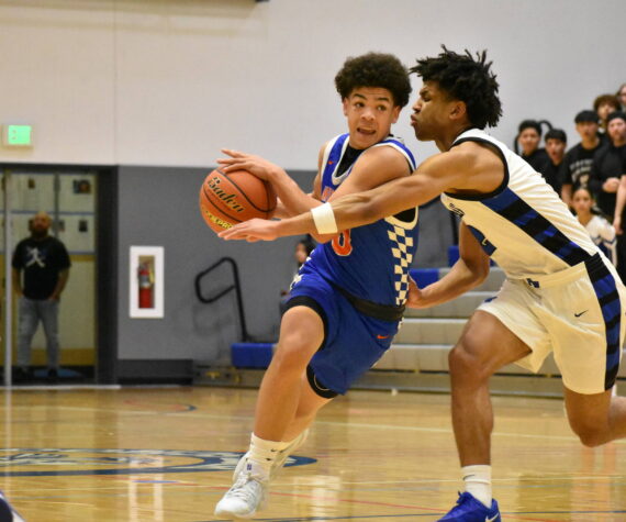 Kolven Posey fights off a Federal Way defender. Ben Ray / The Reporter