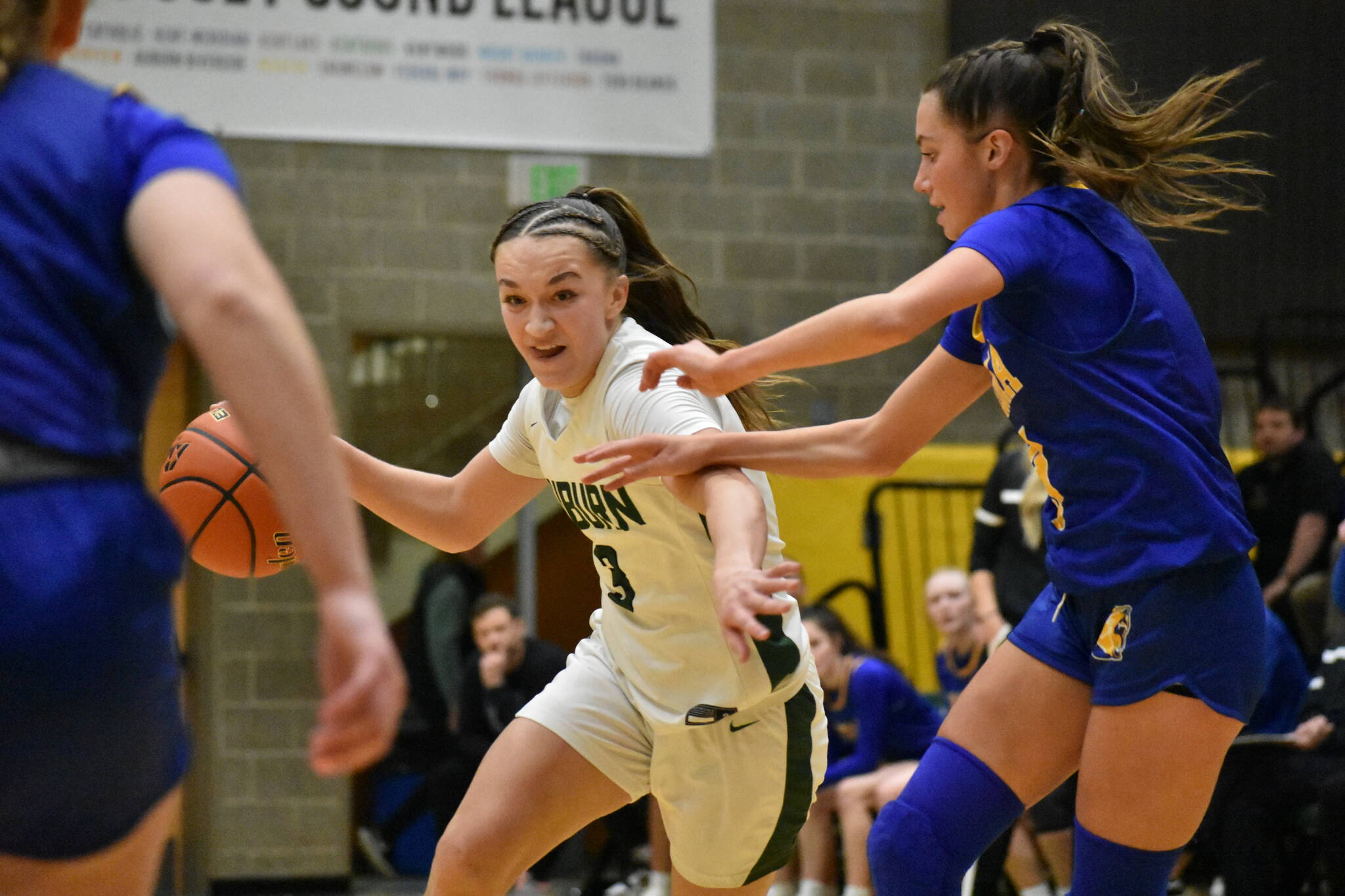 Auburn’s Avery Hansen drives to the basket in the loss to Tahoma. Ben Ray / The Reporter