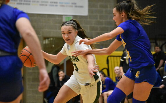 Auburn’s Avery Hansen drives to the basket in the loss to Tahoma. Ben Ray / The Reporter