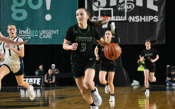 Avery Hansen dribbles the ball up the floor against Woodinville. Ben Ray / The Reporter